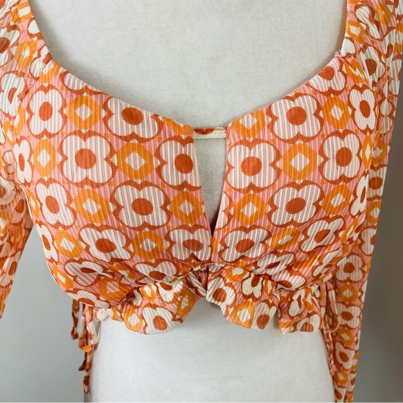 Madden NYC 70s Orange Floral Cropped Keyhole Top with Long Sleeves - LARGE - Picture 4 of 13